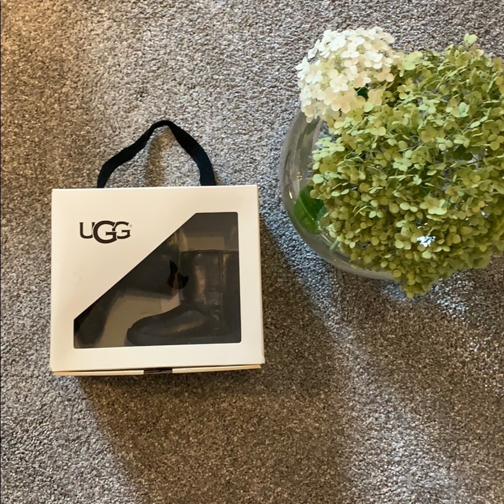 NWT UGG size 0/1 leather boots